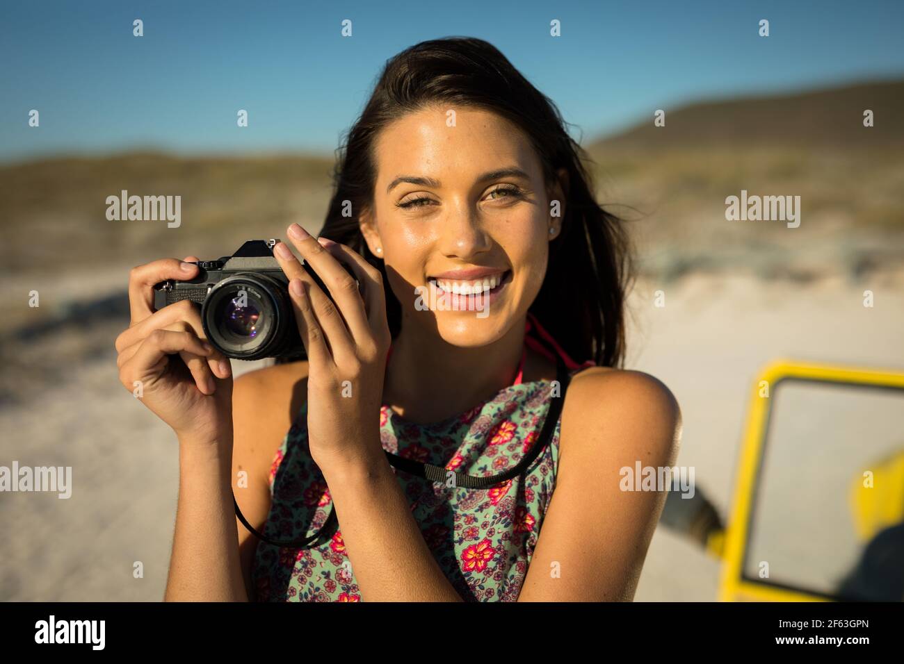 Bonne femme caucasienne à côté de la promenade de plage au bord de la mer prise de vue Banque D'Images