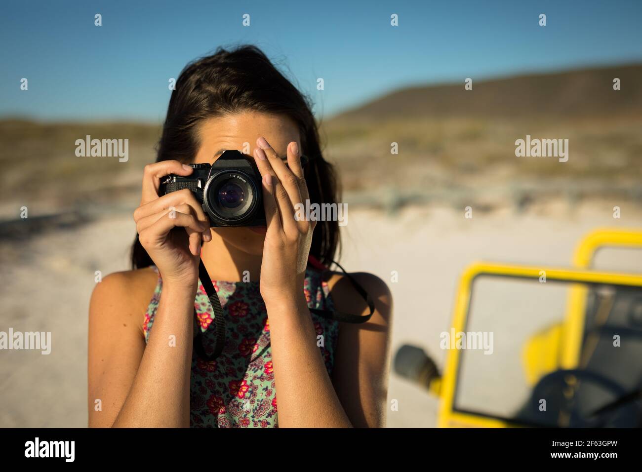 Femme caucasienne à côté de la plage buggy au bord de la mer prendre image Banque D'Images