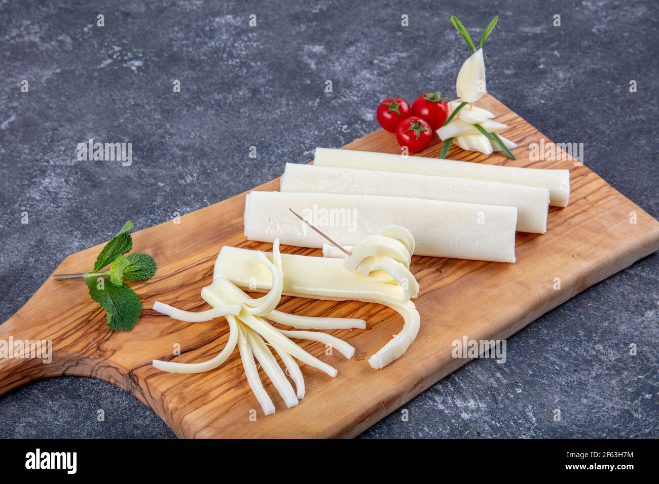 Fromage Cecil sur fond de bois. Angel Hair Cheese ou fromage à stringy. Banque D'Images