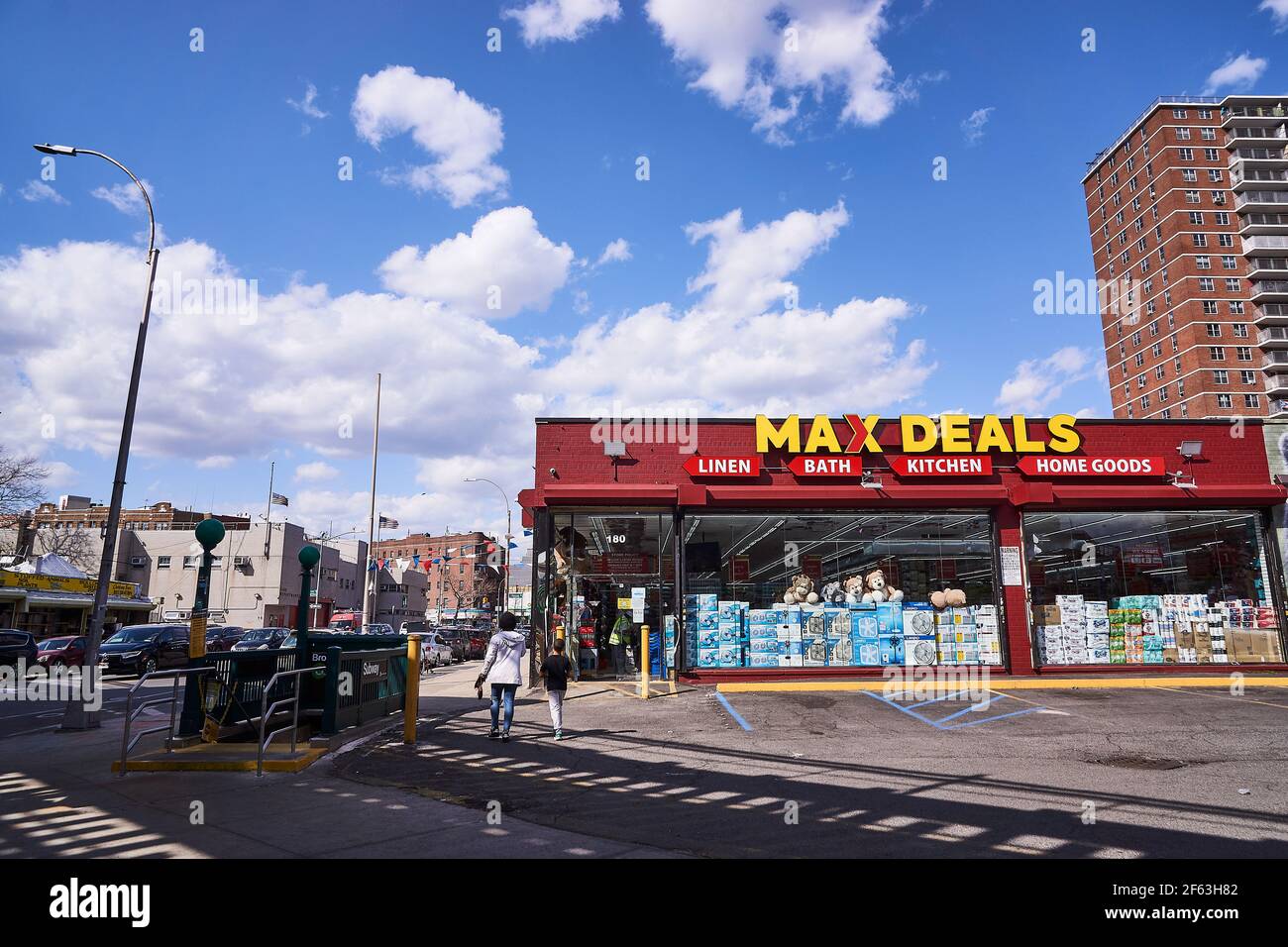 Maxdeals Store sur Broadway et Union Avenue à Brooklyn, New York Banque D'Images