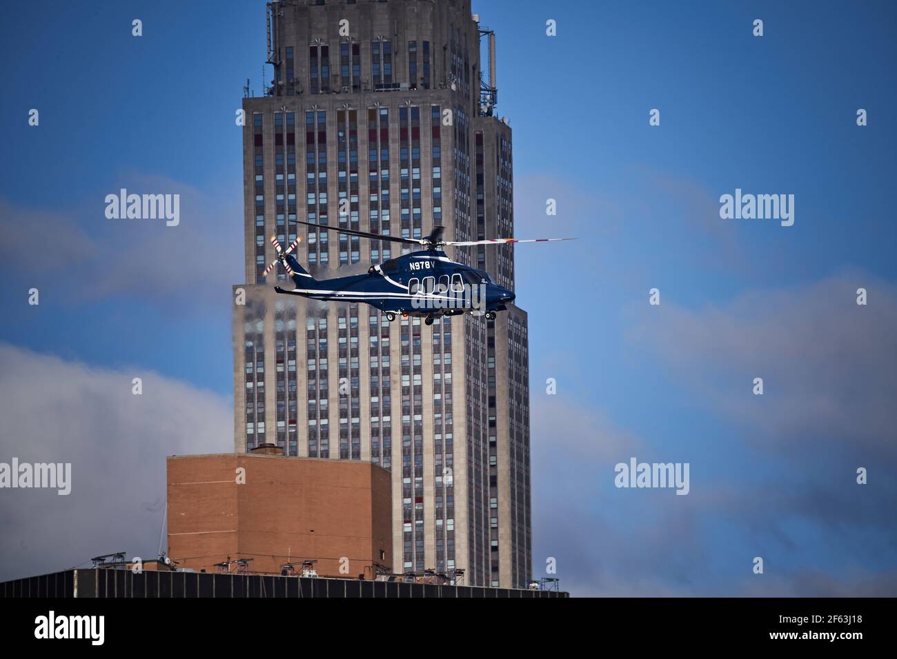 Navette en hélicoptère survolant Manhattan Banque D'Images