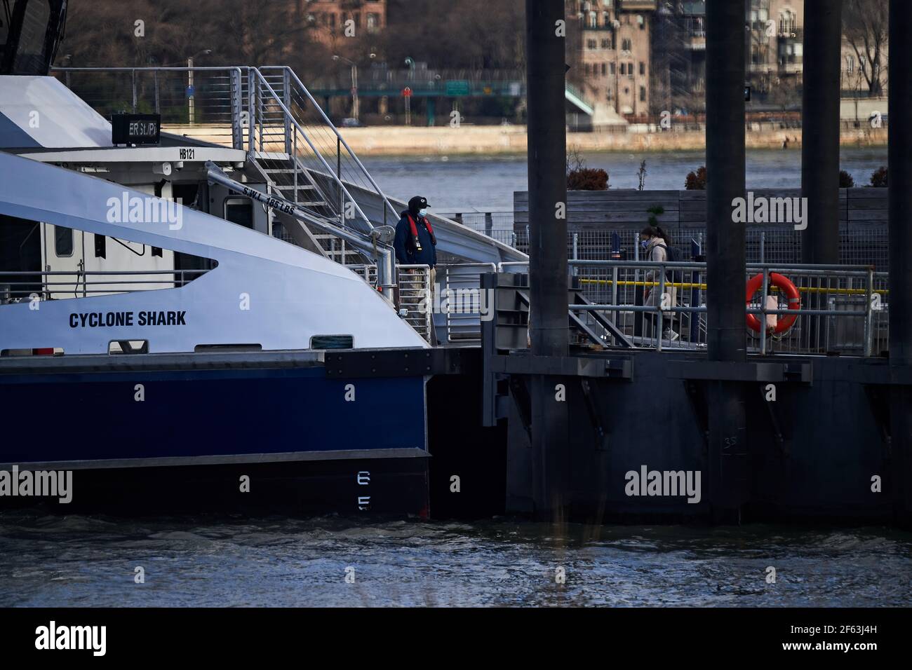 Le ferry de East River débarque à la gare sud de Hunter's point Banque D'Images