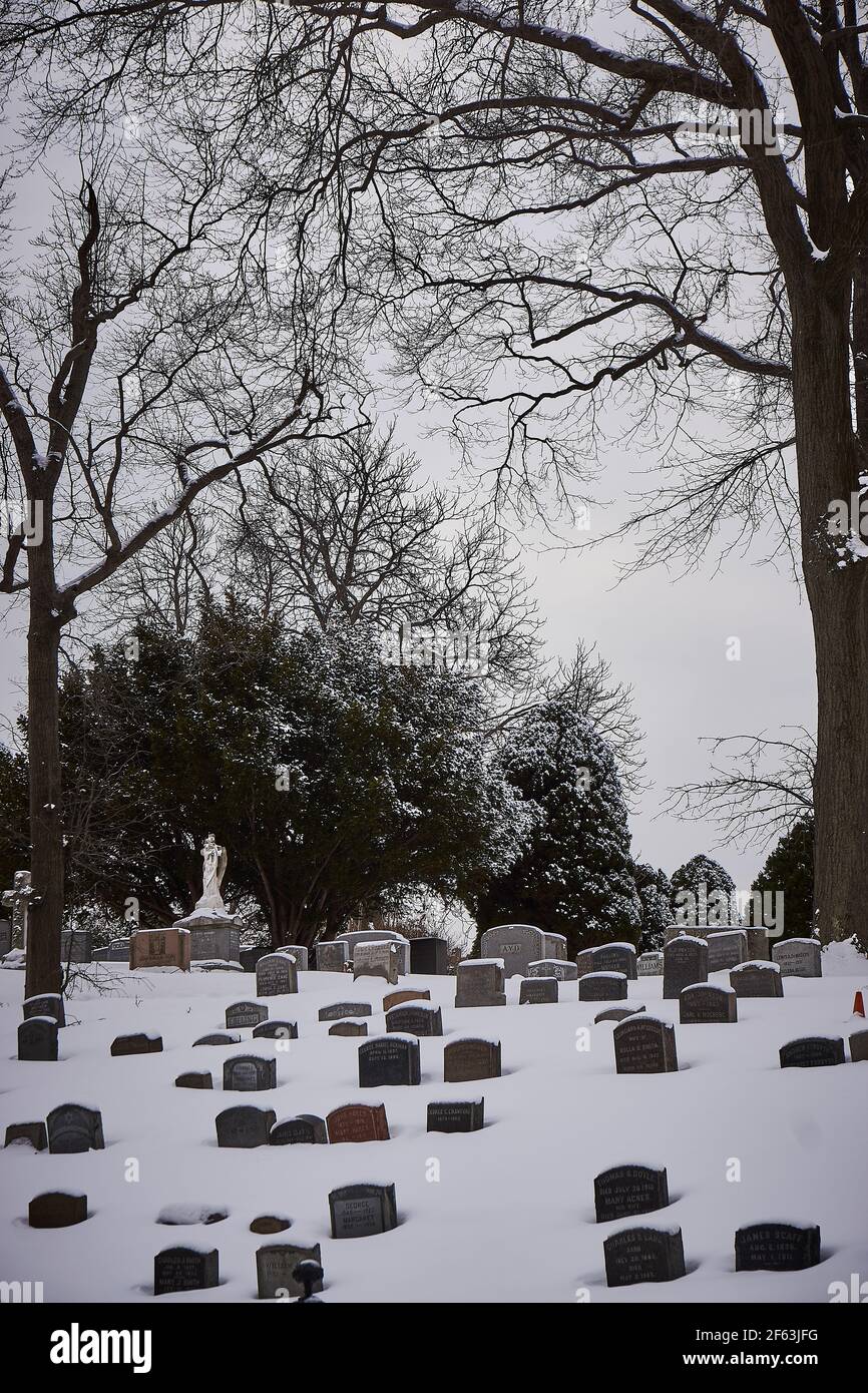 Le cimetière en bois vert de Brooklyn, couvert de neige Banque D'Images