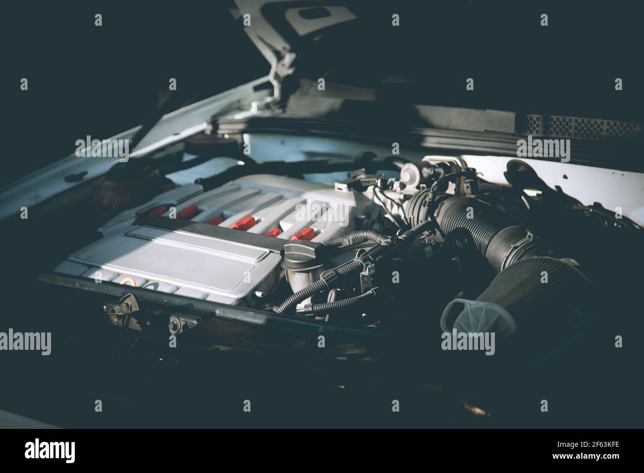Compartiment moteur V6. Ou VR6 dans des couleurs sombres. Sous le capot de la voiture. Banque D'Images