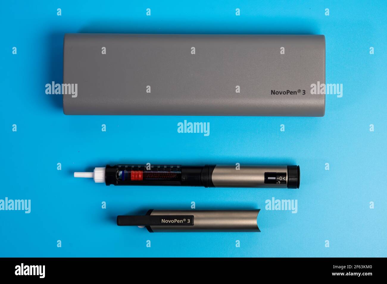 NovoPen 3 un stylo d'injection d'insuline pour le diabète 2 sur fond bleu  Photo Stock - Alamy
