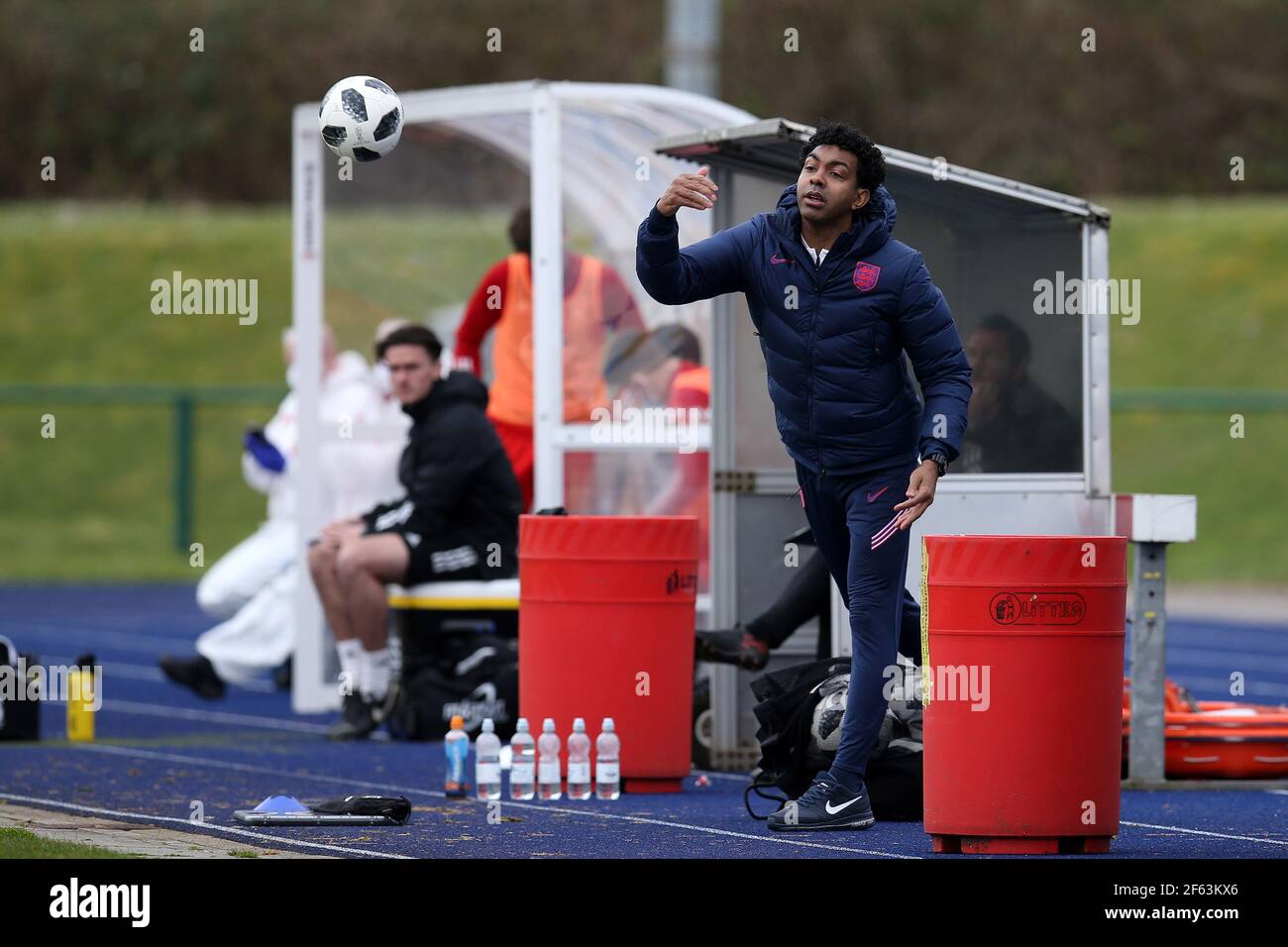 Cardiff, Royaume-Uni. 29 mars 2021. Kevin Betsy, entraîneur en chef de l'équipe U18 d'Angleterre. U18 match international de football, pays de Galles contre Angleterre, au stade de Leckwith à Cardiff, au sud du pays de Galles, le lundi 29 mars 2021. Usage éditorial seulement. photo par Andrew Orchard/Andrew Orchard sports Photography/Alay Live News crédit: Andrew Orchard sports Photography/Alay Live News Banque D'Images