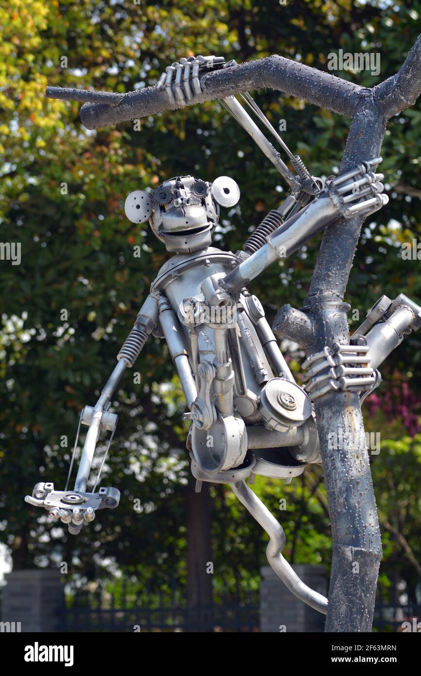 Street art sur le bloc culturel et créatif Locomotive à Jiaxing, en Chine. C'est un singe suspendu dans un arbre entièrement fait de pièces métalliques. Banque D'Images