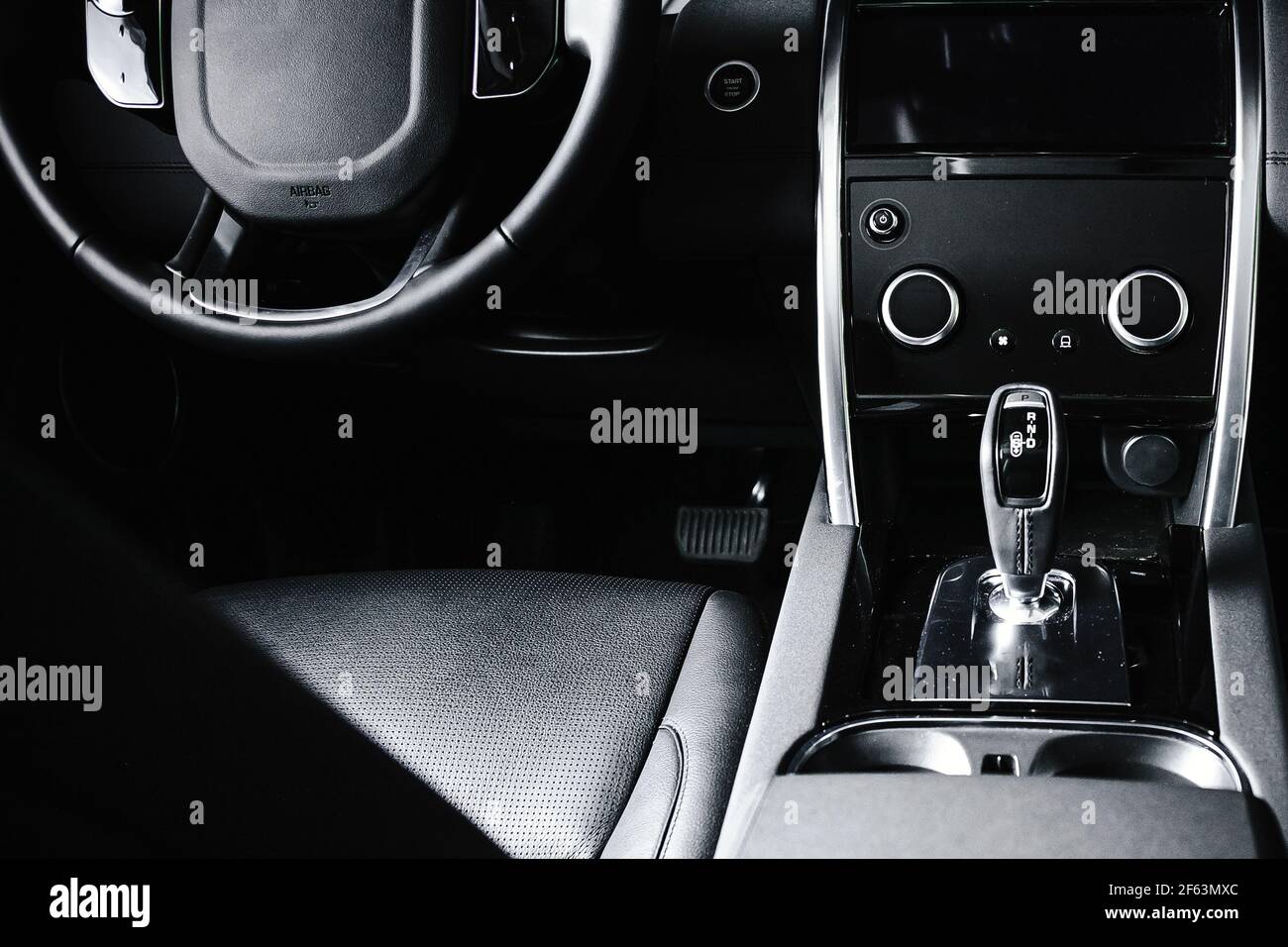 Intérieur d'un vus de luxe avec volant en cuir noir et changement de vitesse automatique. .. Banque D'Images