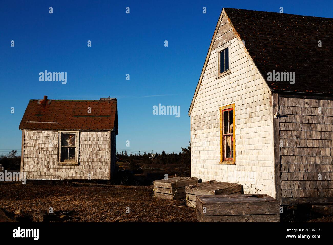 Constructions de front de mer construites traditionnellement à Blue Rocks, en Nouvelle-Écosse, au Canada. Blue Rocks est un village de pêcheurs en activité. Banque D'Images