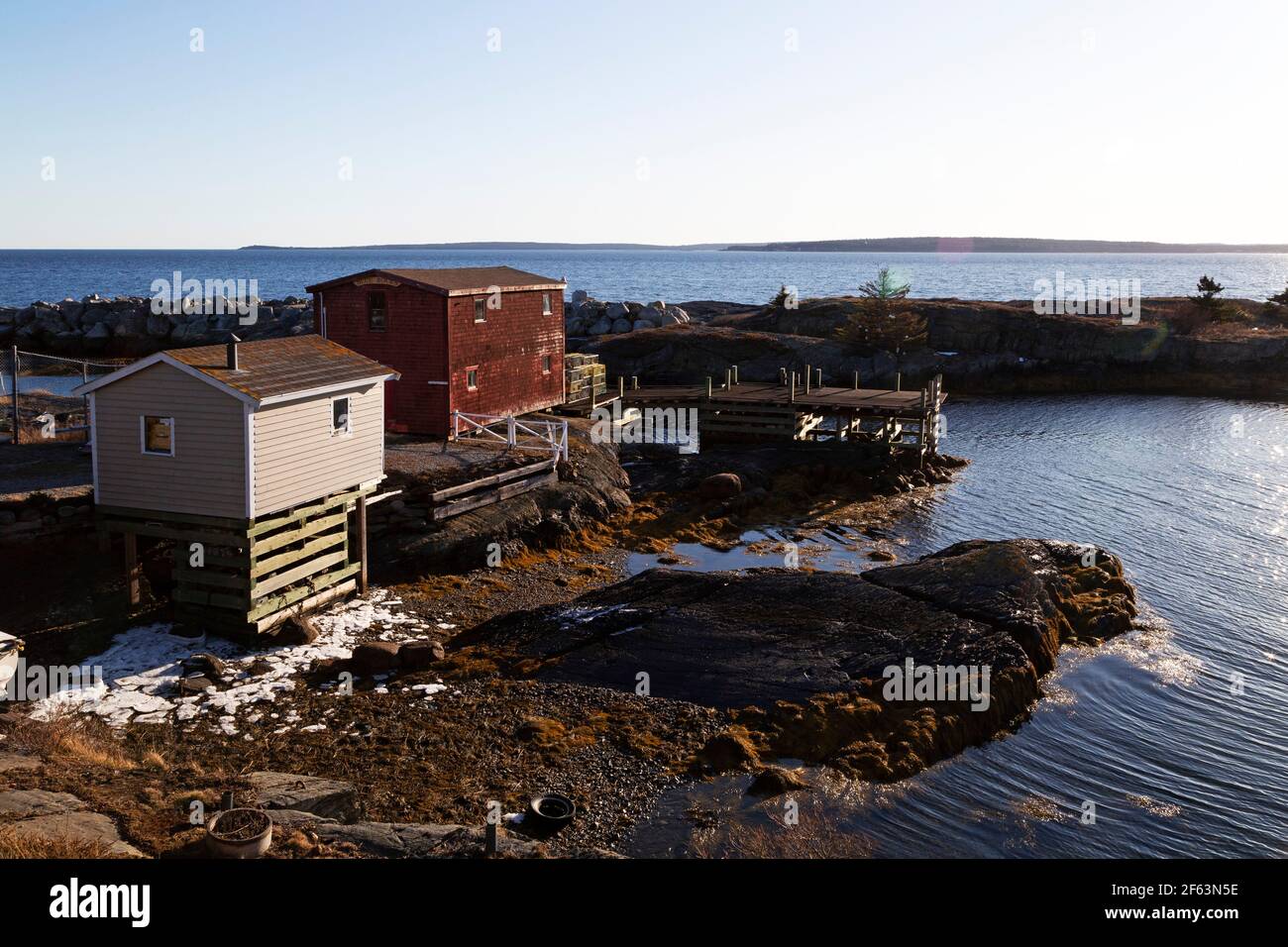 Des cabanes au bord de la côte à Blue Rocks, en Nouvelle-Écosse, au Canada. Ils donnent sur l'océan Atlantique. Banque D'Images