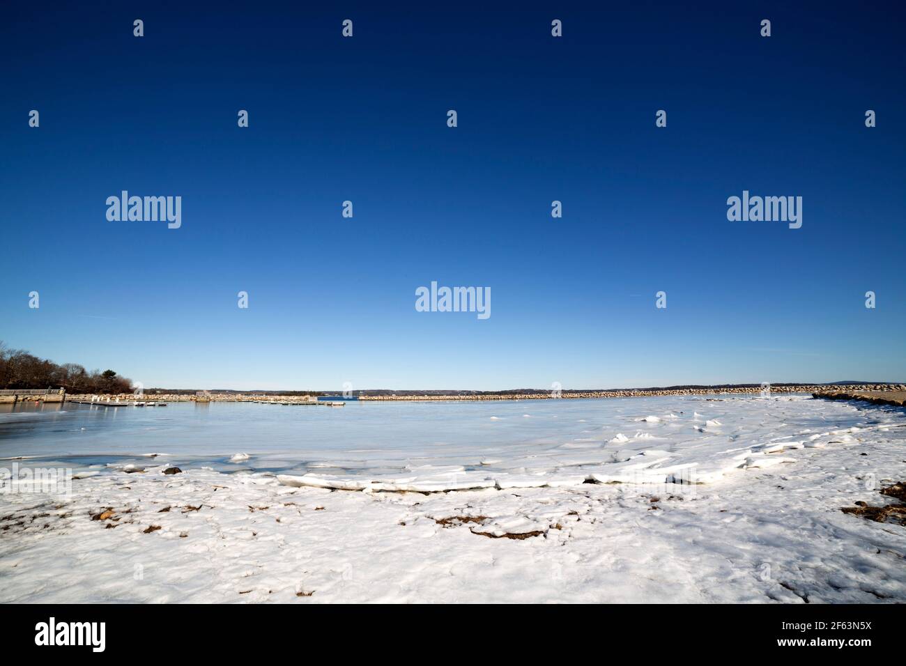 Calotte glaciaire au bord du rivage à Rafuses Cove, en Nouvelle-Écosse, au Canada. Le ciel est bleu clair au-dessus de la côte. Banque D'Images