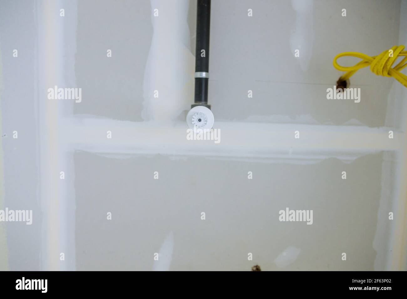 L'arroseur incendie dans le bâtiment de plafond automatique se concentre sur le fond sélectif du plafond Banque D'Images