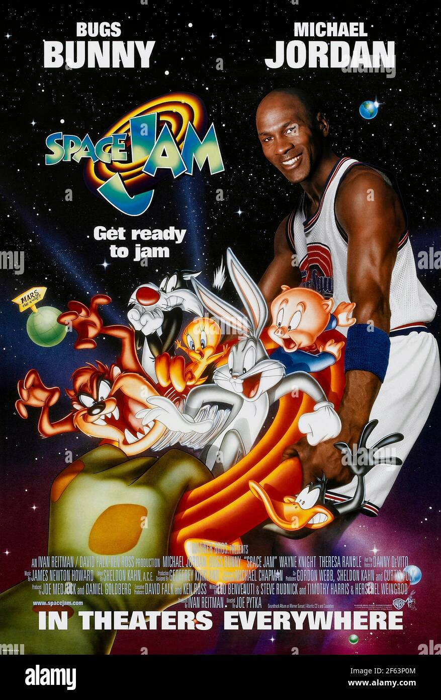 Space Jam (1996) réalisé par Joe Pytka et mettant en vedette Michael Jordan, Wayne Knight et Theresa Randle. Film hybride animé en direct où les personnages de dessin animé de Looney Tunes s'inscrivent à l'aide de Michael Jordan pour gagner un match de basket-ball et leur liberté. Banque D'Images