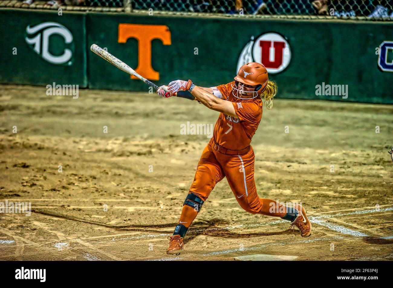 Un joueur de softball féminin bat Swing pour les Fences Banque D'Images