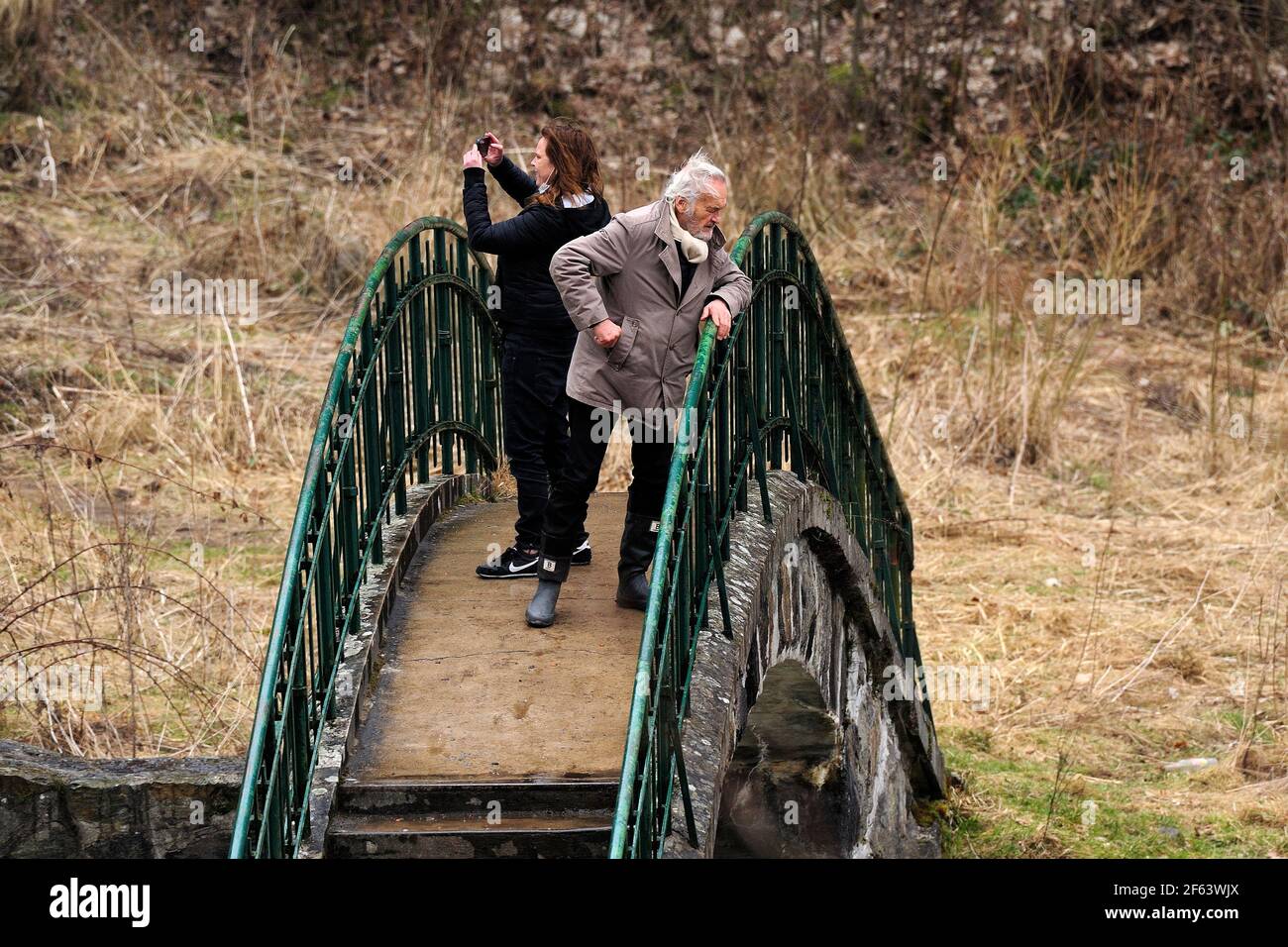 Lubachow, Lac Bystrzyckie, Pologne, 29th 2021 mars, Pologne le réalisateur Jerzy Skolimowski est en train de réaliser un nouveau film, une interprétation contemporaine de 1966 'au hasard Balthazar' de Robert Bresson. Le film présentera la star du cinéma Sophia Loren. Lorenzo Zurzolo, Sandra Drzymalska, Mateusz Kościukiewicz, Tomasz OrganekEO un film de Jerzy Skolimowski, Lorenzo Zurzolo, Sandra Drzymalska, Mateusz Kościukiewicz, Tomasz Organek, Photo: Kazimierz Jurewicz / Alamy Live News Banque D'Images