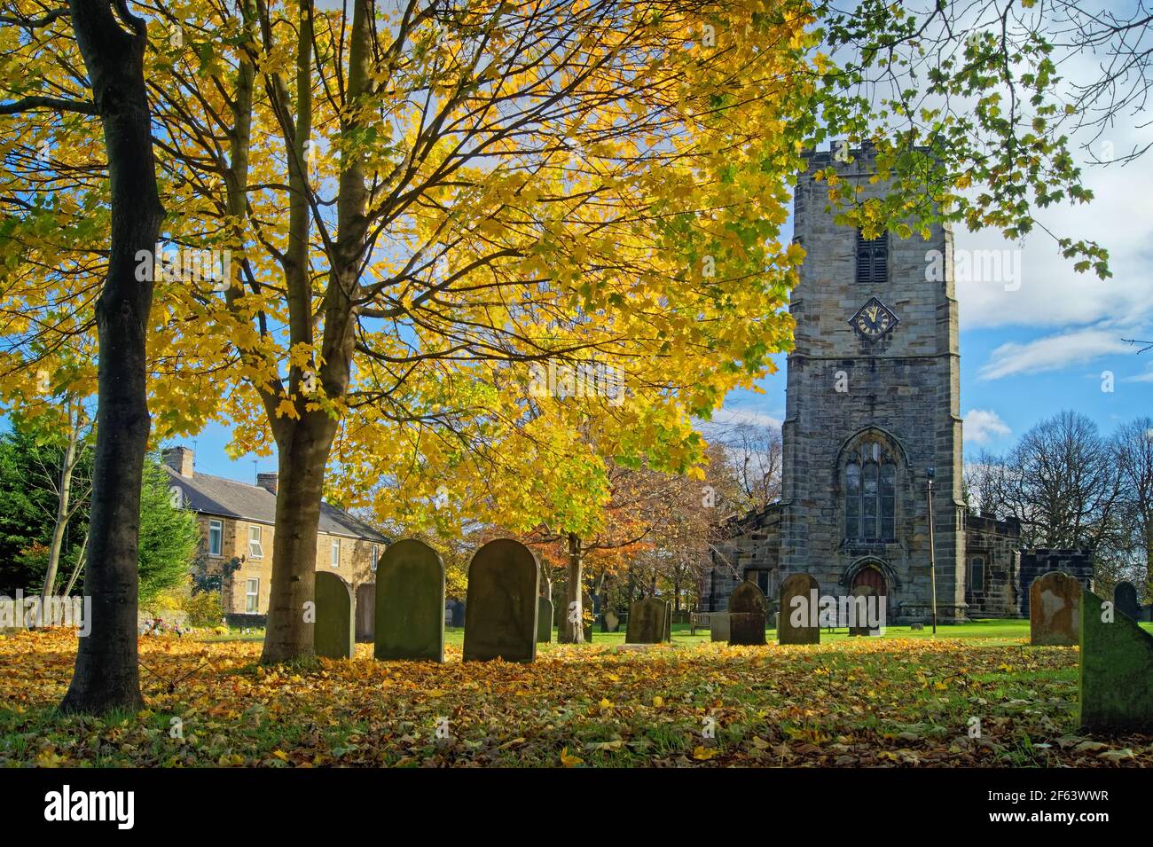 Royaume-Uni, Yorkshire du Sud, Barnsley, Darton, Eglise des Saints Banque D'Images