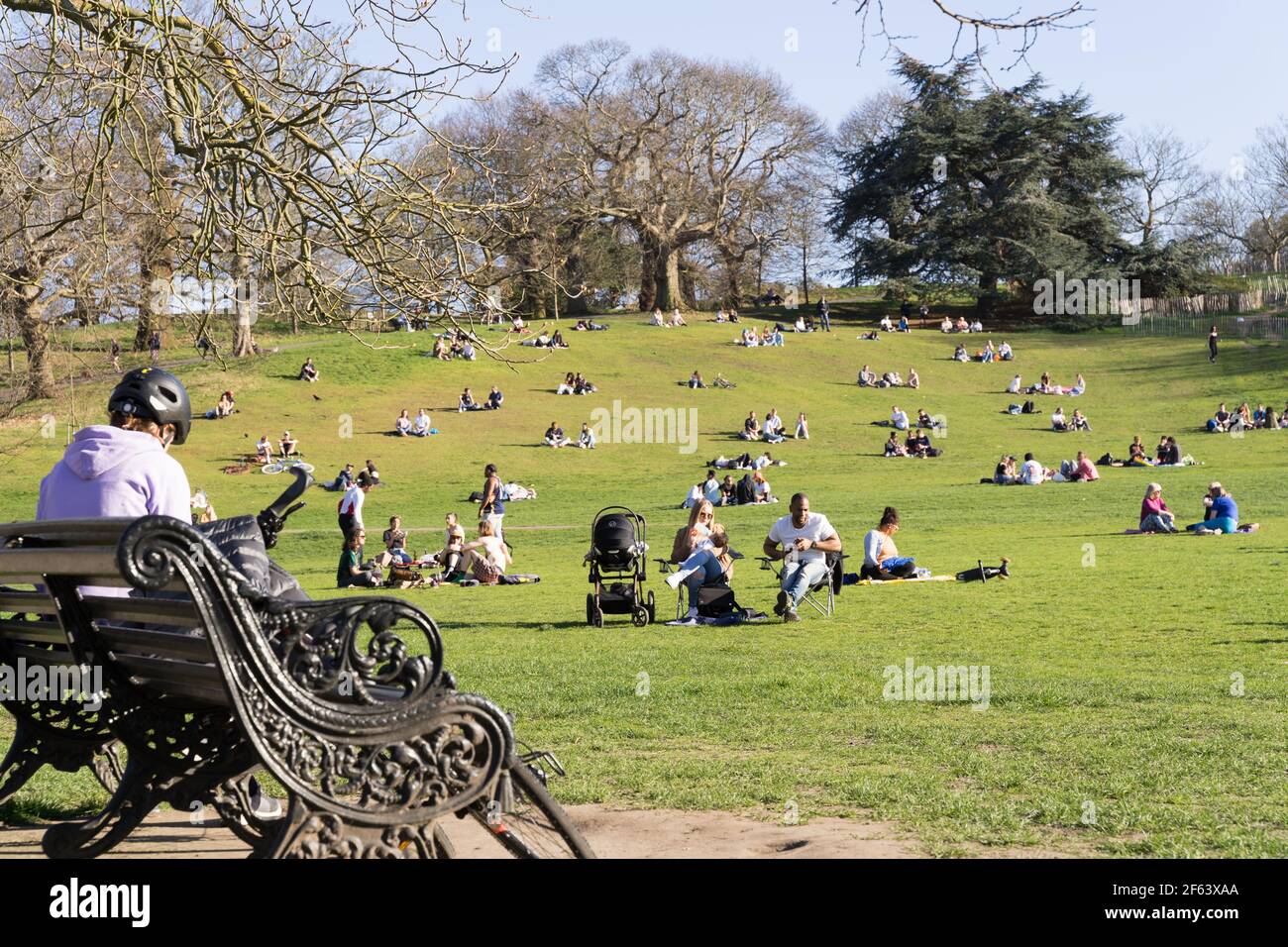 29 mars 2021 : les résidents locaux profitent de la vague de chaleur du printemps suite à l'assouplissement du confinement au parc de greenwich à Londres Banque D'Images