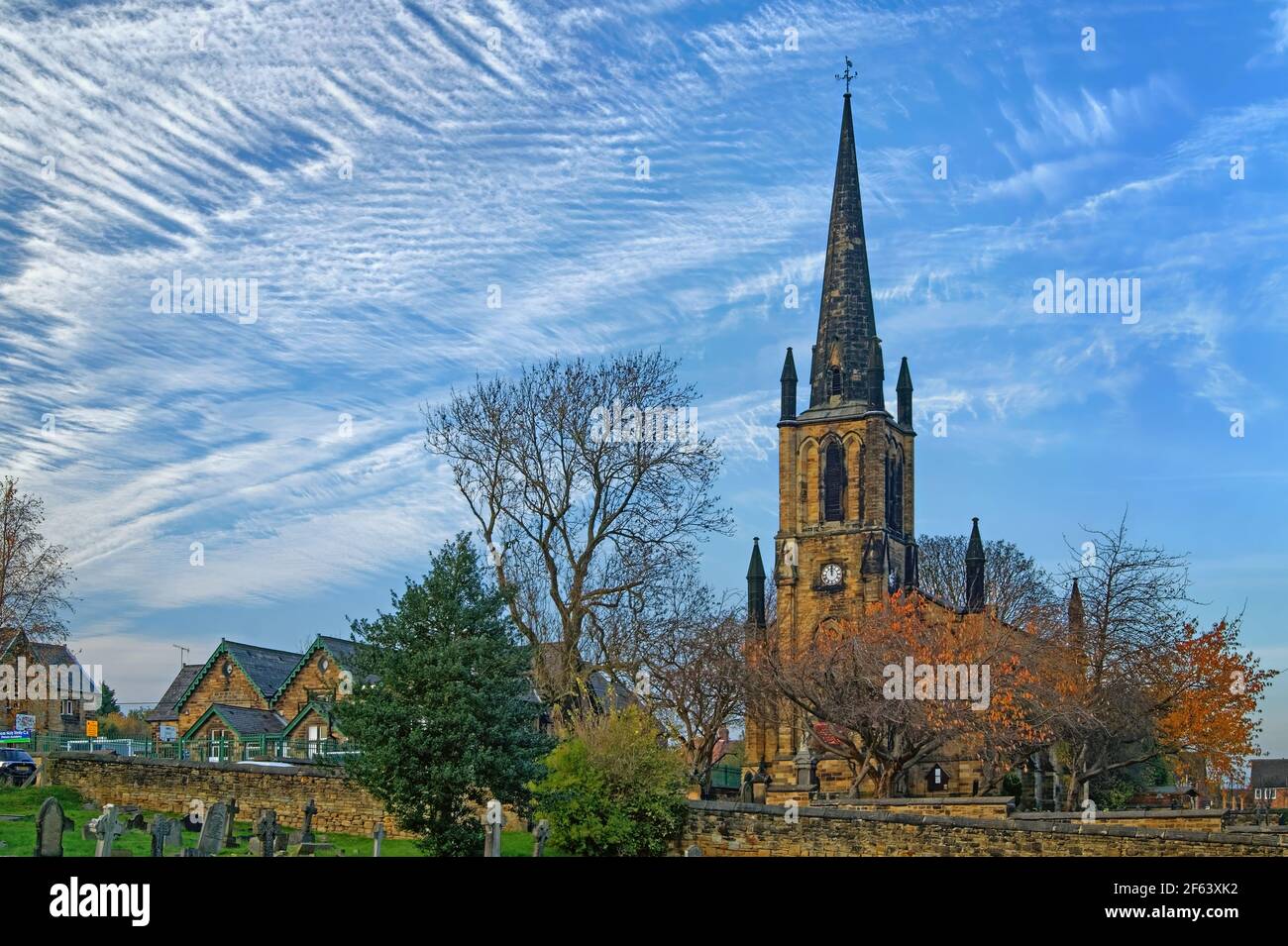 Royaume-Uni, Yorkshire du Sud, Elsecar, Église paroissiale de la Sainte Trinité en automne Banque D'Images
