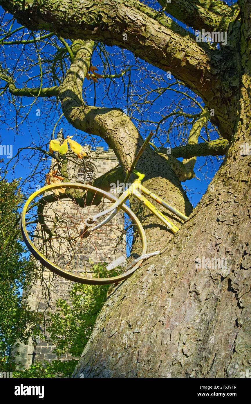 Royaume-Uni, Yorkshire du Sud, Barnsley, Penistone, Église Saint-Jean-Baptiste et Tour de Yorkshire Vélo Banque D'Images