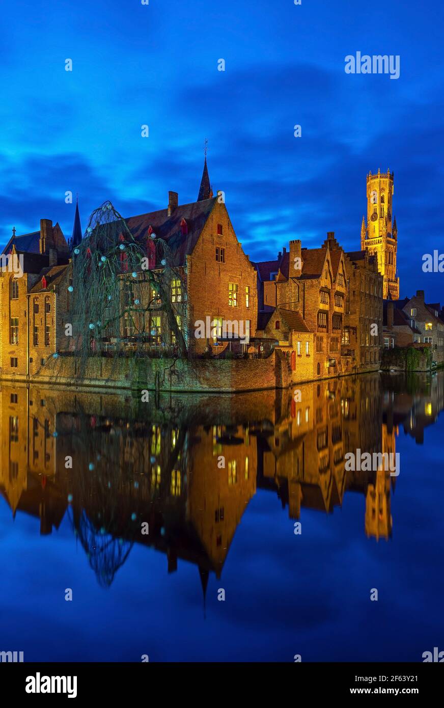 Canal vertical à Bruges à l'heure bleue, Flandre Occidentale, Belgique. Banque D'Images