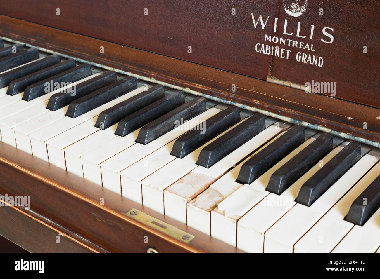 Gros plan des clés sur le piano droit Willis Montreal Cabinet Grand Dans une chambre familiale à l'intérieur d'un ancien cottage de style Canadiana 1825 maison en pierre de champ Banque D'Images