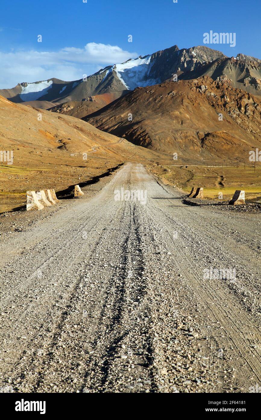 Pamir Highway ou Pamirskij trakt. Pièce non pavée. Route m41. Il y a une route de montagne internationale au Tadjikistan. Région de Gorno-badakhshan. Banque D'Images