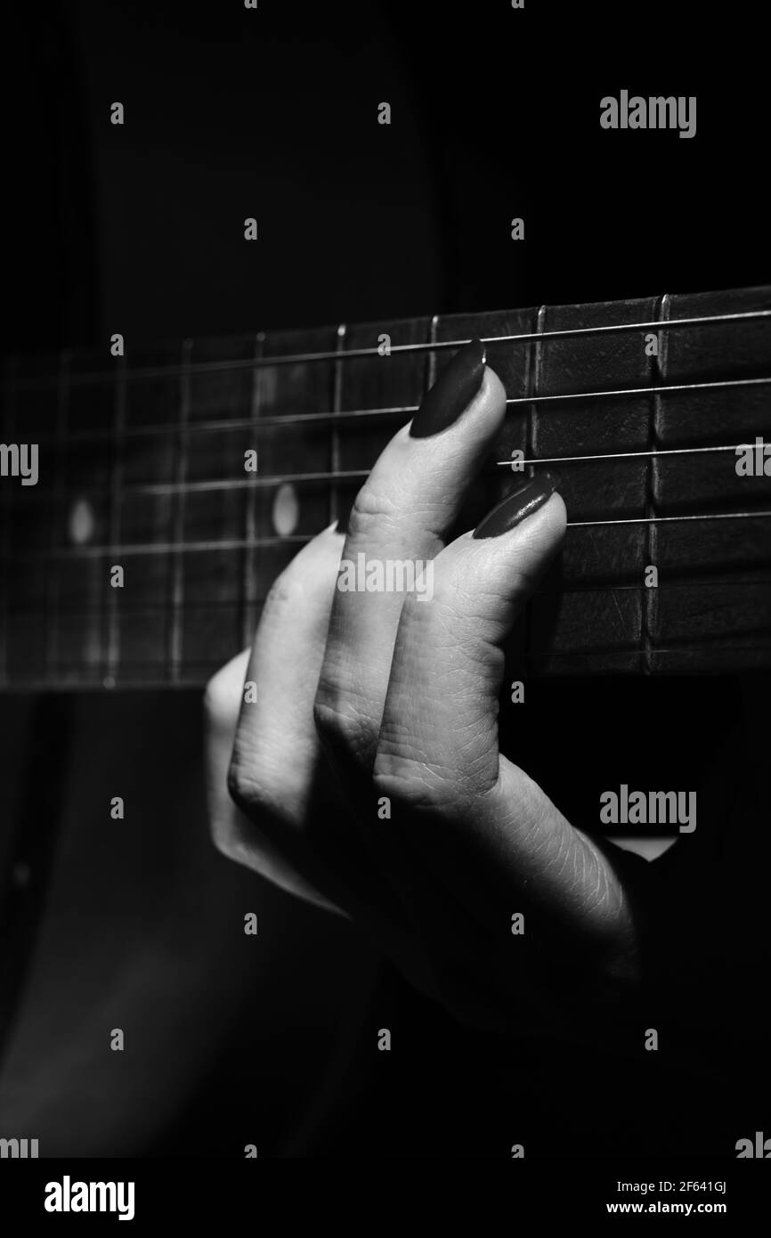 Main Feminine Avec Cordes De Guitare Joue En Gros Plan Monochrome Photo Stock Alamy