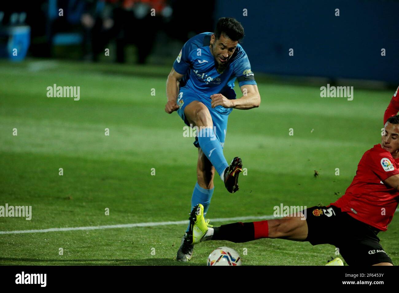 Fuenlabrada, Madrid, Espagne, 29.03.2021C. F. Fuenlabrada contre R. C. D. Mallorca match de la deuxième division du soccer espagnol en match 31. Cristian Glauder, joueur de Fuenlabrada, pousse avant l'arrivée du joueur de Majorque Russo. Score final 4-1 gagnant Fuenlabrada avec les buts des joueurs Oscar Pichi 13 y 38  Nteka 41  et Pathe Ciss 73  Mallorca marque son joueur Mboula 56  photo: Juan Carlos Rojas/Picture Alliance | utilisation dans le monde entier Banque D'Images