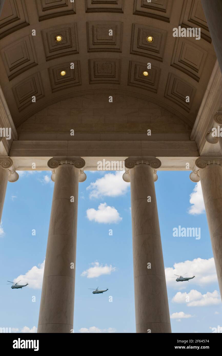 Hélicoptère et escortes présidentiels Marine One, de Jefferson Memorial, Washington DC, États-Unis Banque D'Images