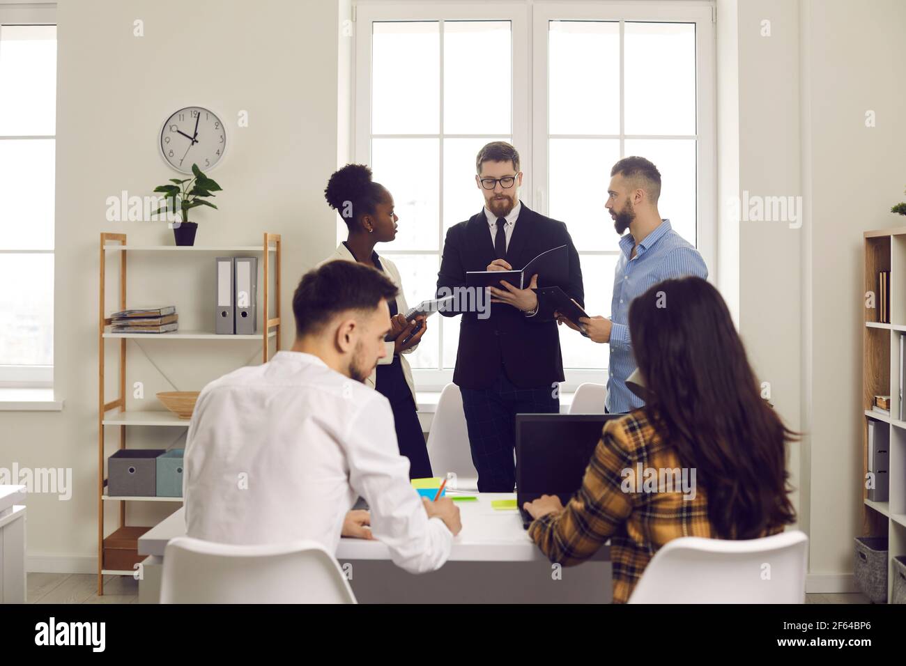 Groupe multiethnique d'employés et de chefs d'équipe qui travaillent dans une entreprise occupée bureau à espace ouvert Banque D'Images