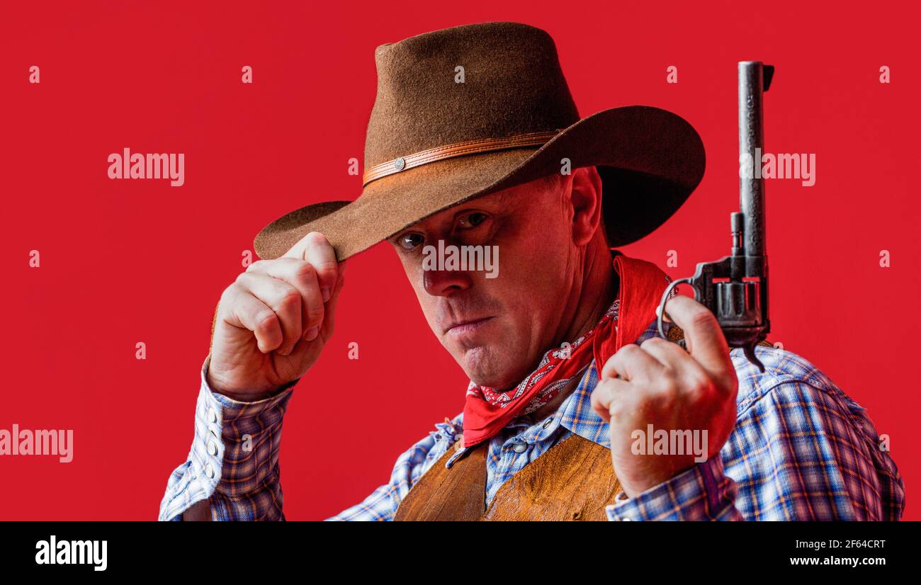 Bandit américain dans le masque, homme occidental avec chapeau. Homme portant un chapeau de cow-boy, arme à feu. L'Ouest, les armes. Portrait d'un cow-boy. Cow-boy américain. Cowboy portant un chapeau Banque D'Images
