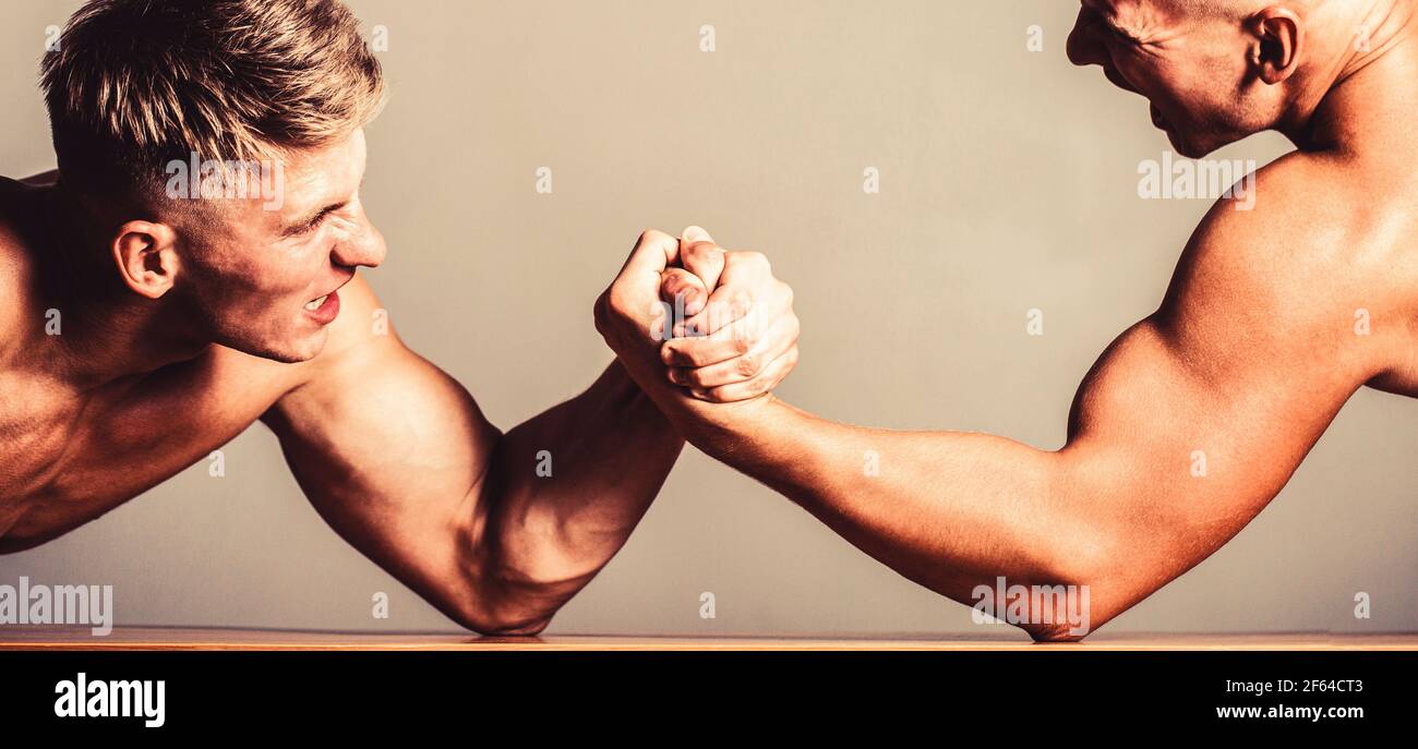 Comparaison rivalité, vs, défi, force. Deux hommes luttant. Armes lutte, compétition. Concept de rivalité - gros plan de la lutte de bras mâle Banque D'Images