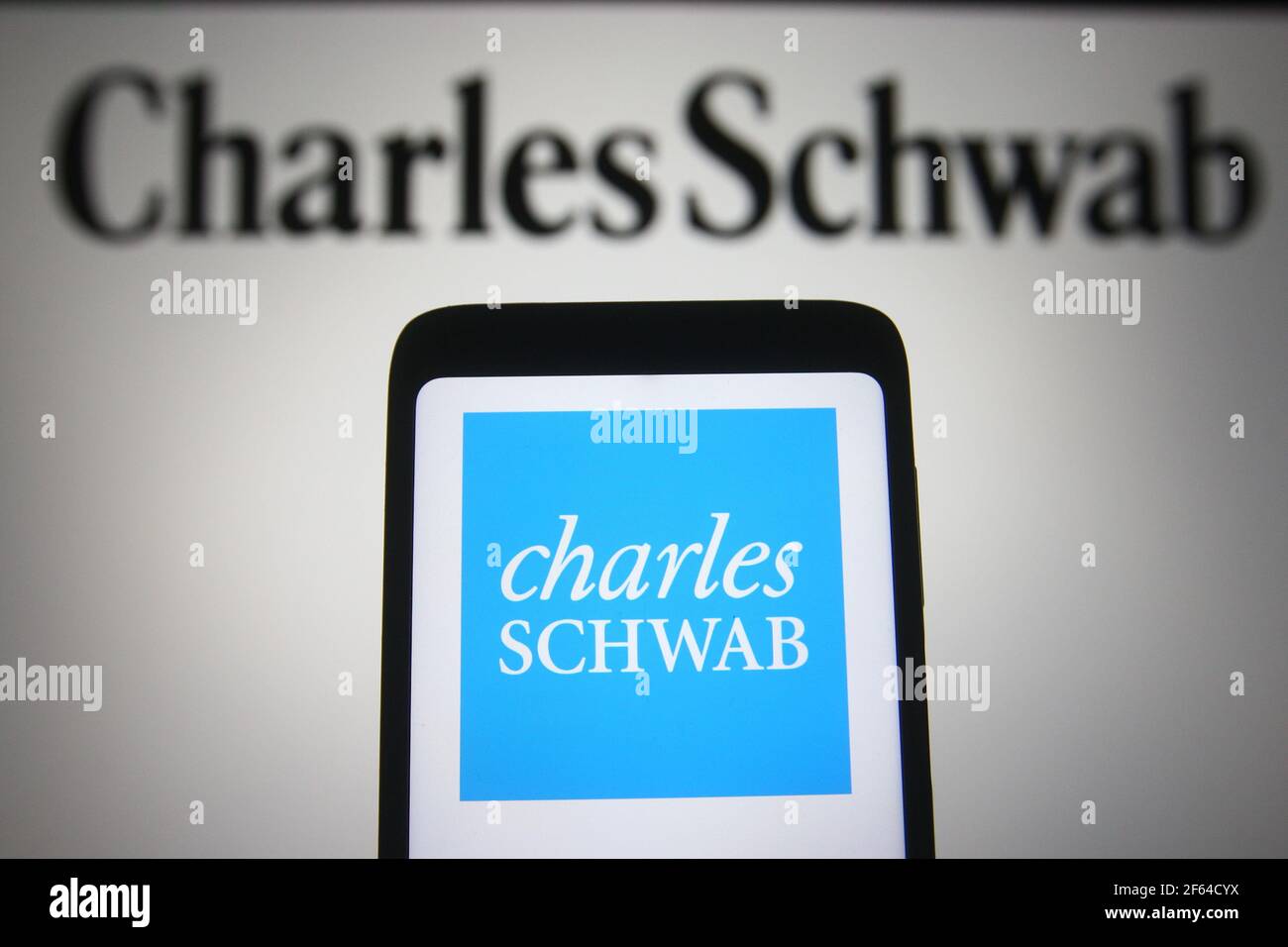 Ukraine. 29 mars 2021. Dans cette illustration, le logo Charles Schwab d'une société de services financiers américaine est visible sur un smartphone et un écran de pc. (Photo de Pavlo Gonchar/SOPA Images/Sipa USA) crédit: SIPA USA/Alay Live News Banque D'Images
