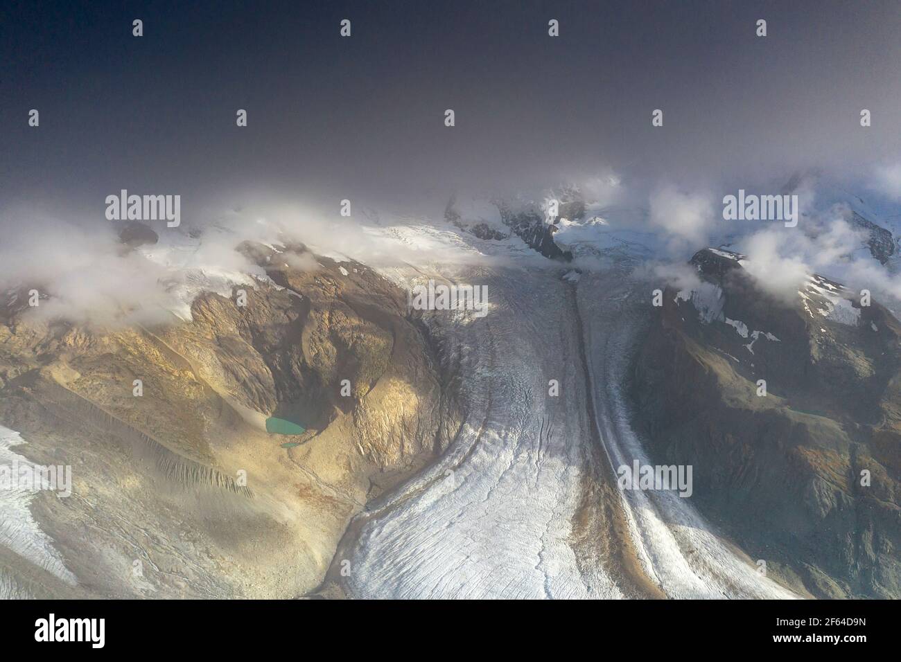 Vue aérienne du glacier Gorner (Gornergletscher) et des sommets montagneux dans la brume, Zermatt, canton du Valais, Suisse Banque D'Images