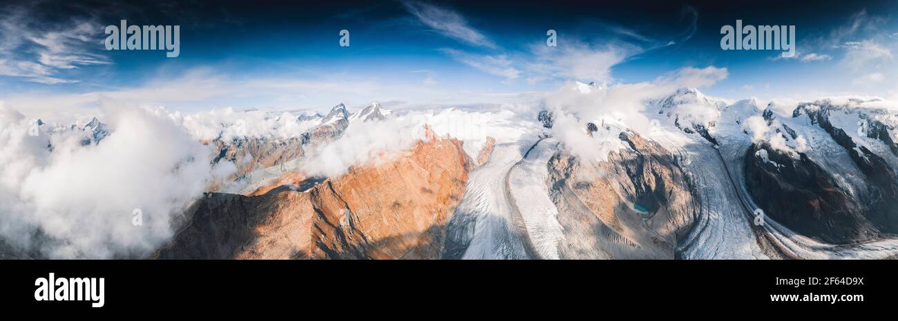 Nuages au-dessus des sommets des montagnes et du glacier Gorner (Gornergletscher), vue aérienne, Zermatt, canton du Valais, Suisse Banque D'Images