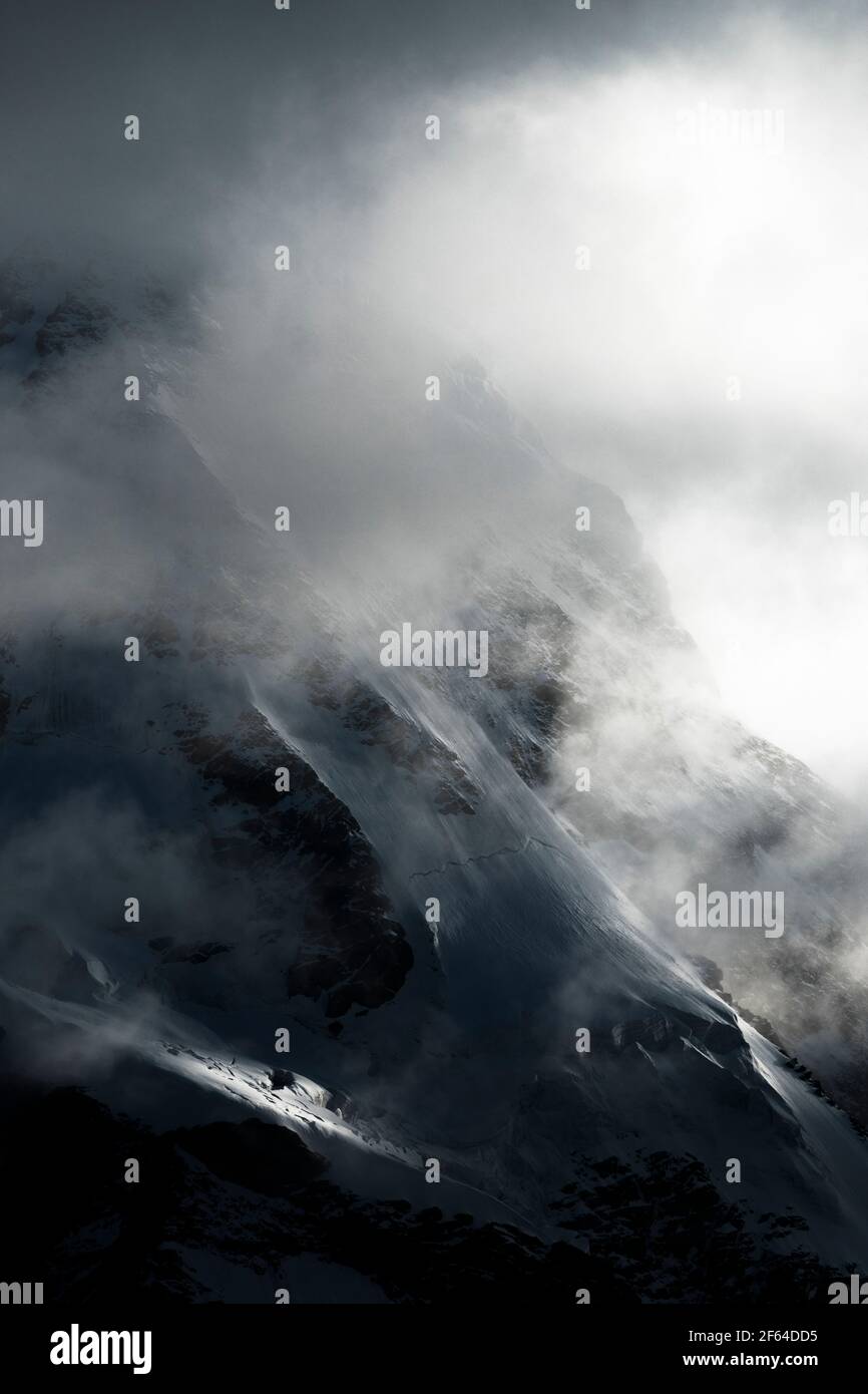 Lyskamm recouvert de neige forme émergeante de brouillard, massif de Monte Rosa, Zermatt, canton du Valais, Suisse Banque D'Images