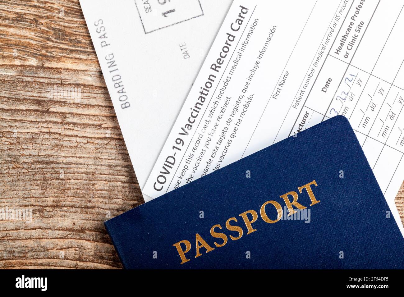 Vue du dessus de la pose à plat montrant un passeport, une carte d'embarquement et une carte de vaccination COVID-19 prouvant que le voyageur est à l'abri de la COVID. TRAV Banque D'Images Vue du dessus de la pose à plat montrant un passeport, une carte d'embarquement et une carte de vaccination COVID-19 prouvant que le voyageur est à l'abri de la COVID. TRAV Banque D'Images