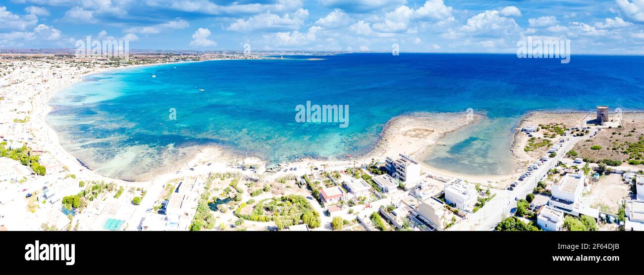 Vue panoramique aérienne de la célèbre station balnéaire Torre Lapillo en été, Porto Cesareo, province de Lecce, Salento, Apulia, Italie Banque D'Images