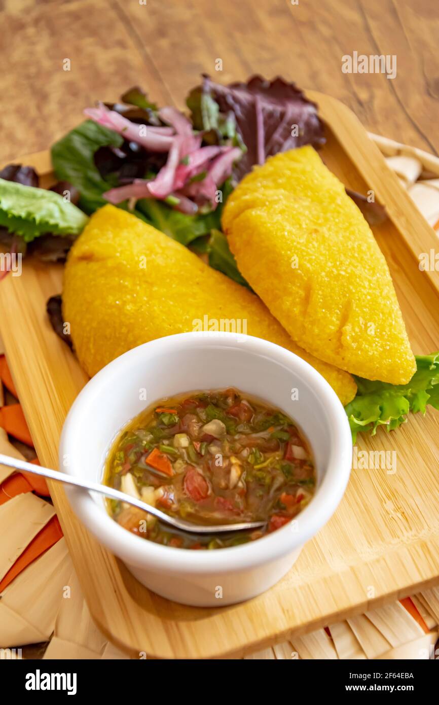 Une empanada colombienne remplie de porc tiré et servie avec Portrait de Pico de Gallo Banque D'Images