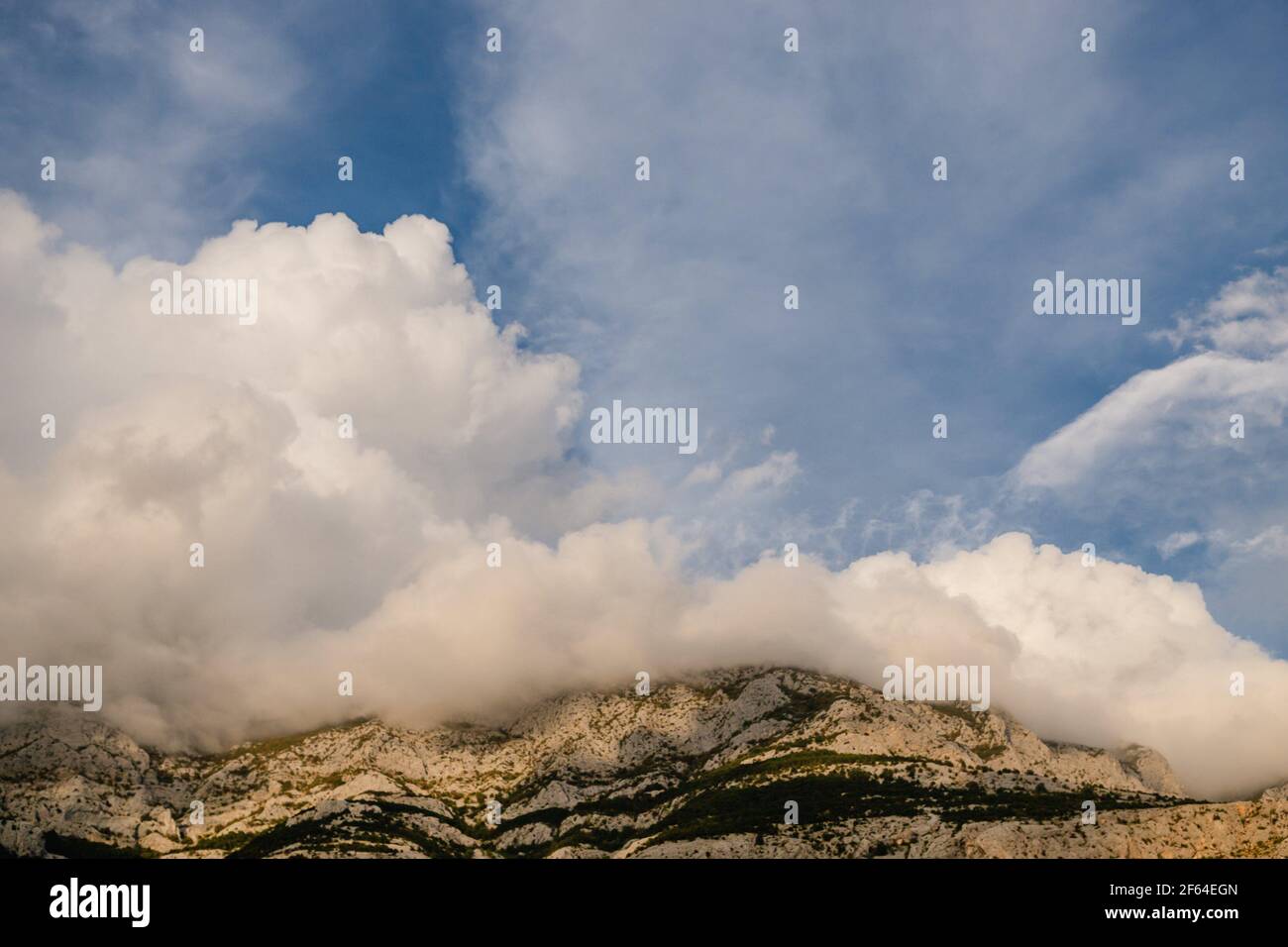 De beaux nuages bas se trouvent sur les montagnes, Brela Croatie Banque D'Images
