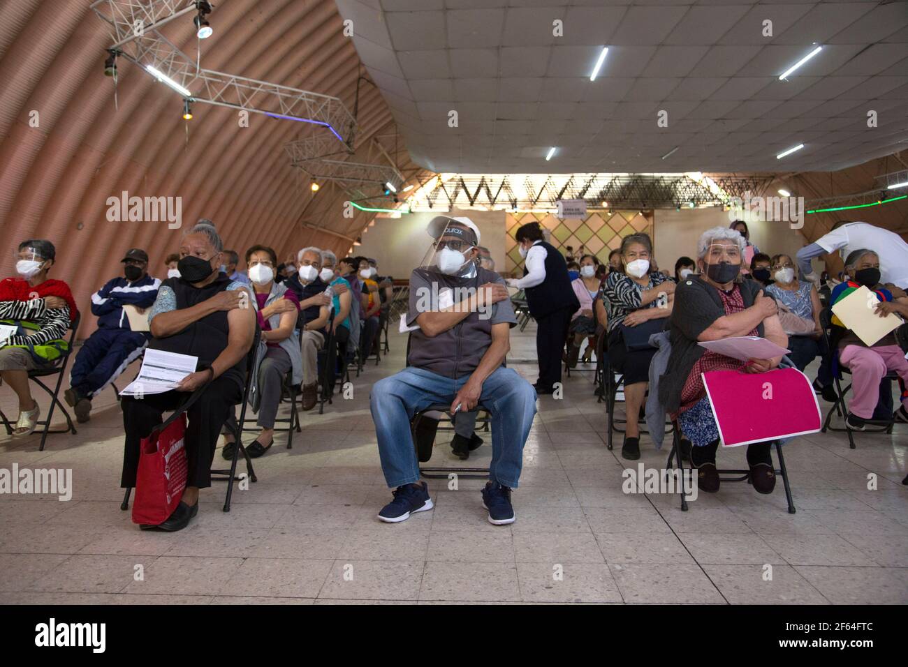 Non exclusif: ECATEPEC, MEXIQUE - MARS 29: Elderlies dans une salle d'observation après avoir reçu une dose du vaccin Sinovac Biotech COVID-19, à l'intérieur o Banque D'Images