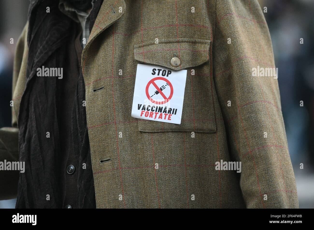 Message « Arrêter la vaccination obligatoire » dans le centre-ville de Bucarest après une manifestation contre les restrictions de la pandémie COVID-19. Banque D'Images