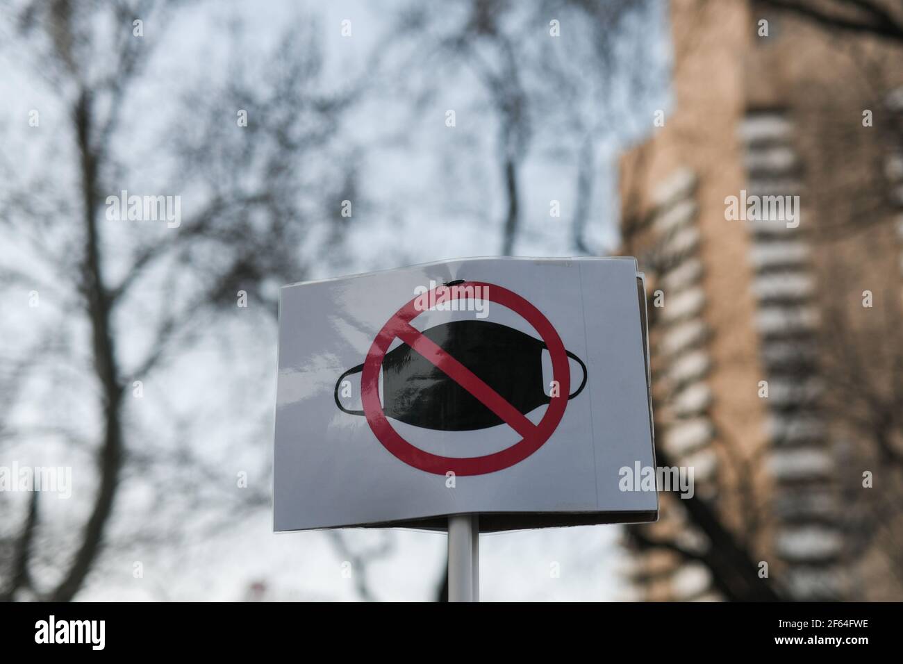 Bannière 'no mask' dans le centre-ville de Bucarest après une manifestation contre les restrictions de la pandémie COVID-19. Banque D'Images