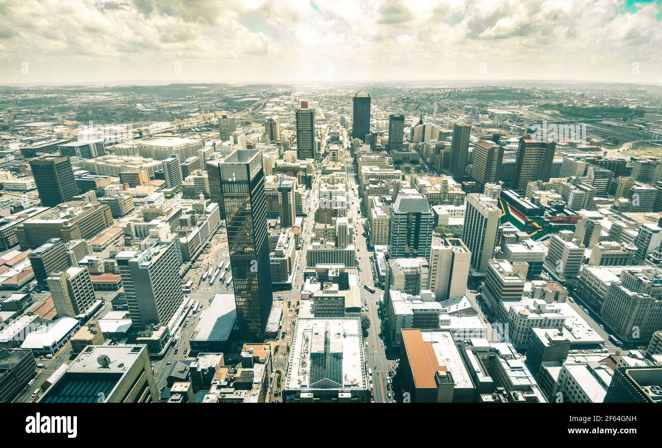 Vue aérienne sur les gratte-ciel dans le quartier des affaires de Johannesburg - concept d'architecture avec des bâtiments modernes d'horizon au sud Afrique Banque D'Images