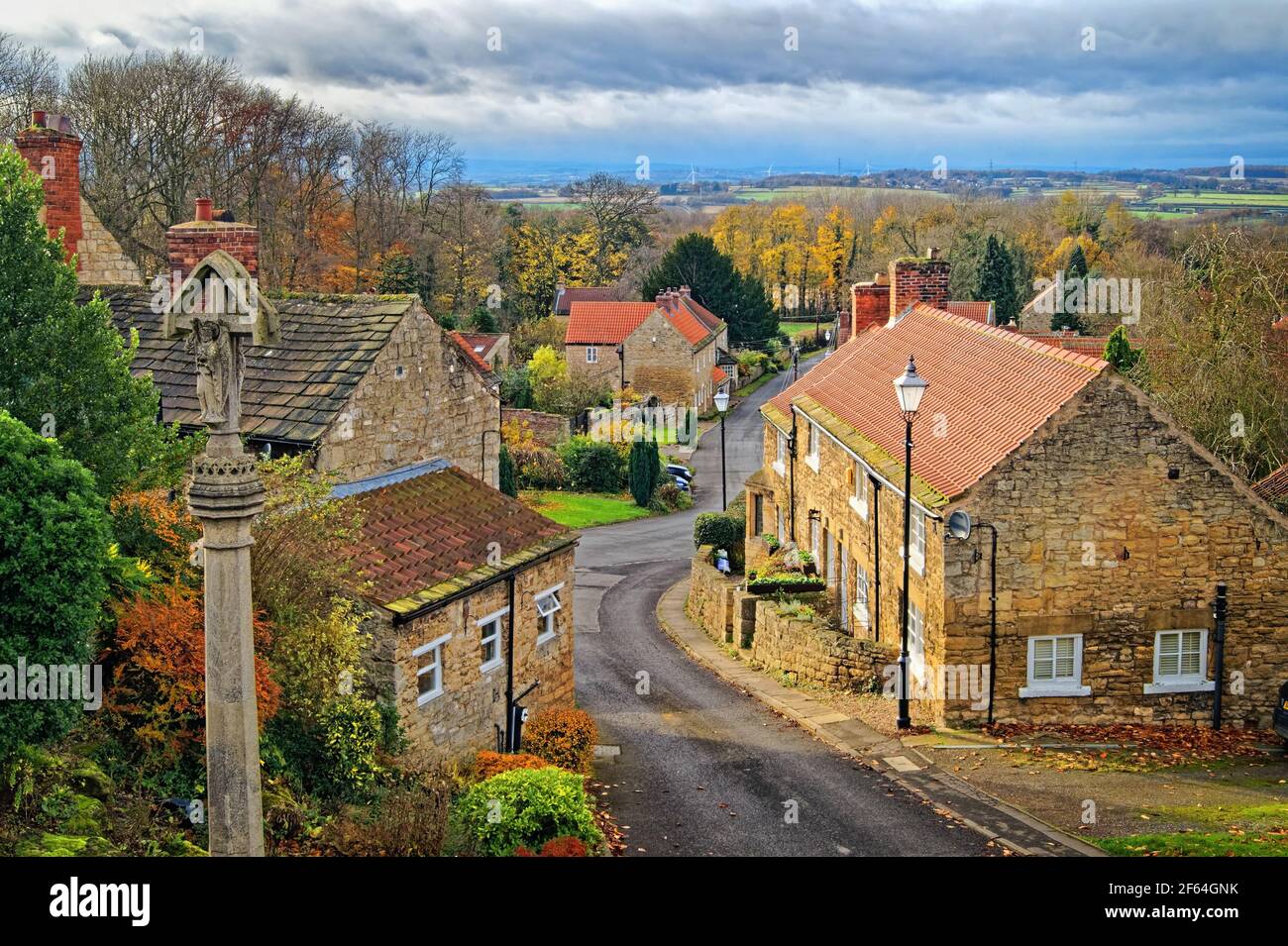 Royaume-Uni, Yorkshire du Sud, Doncaster, Hooton Pagnell, Clayton Lane, War Memorial et Cottages Banque D'Images