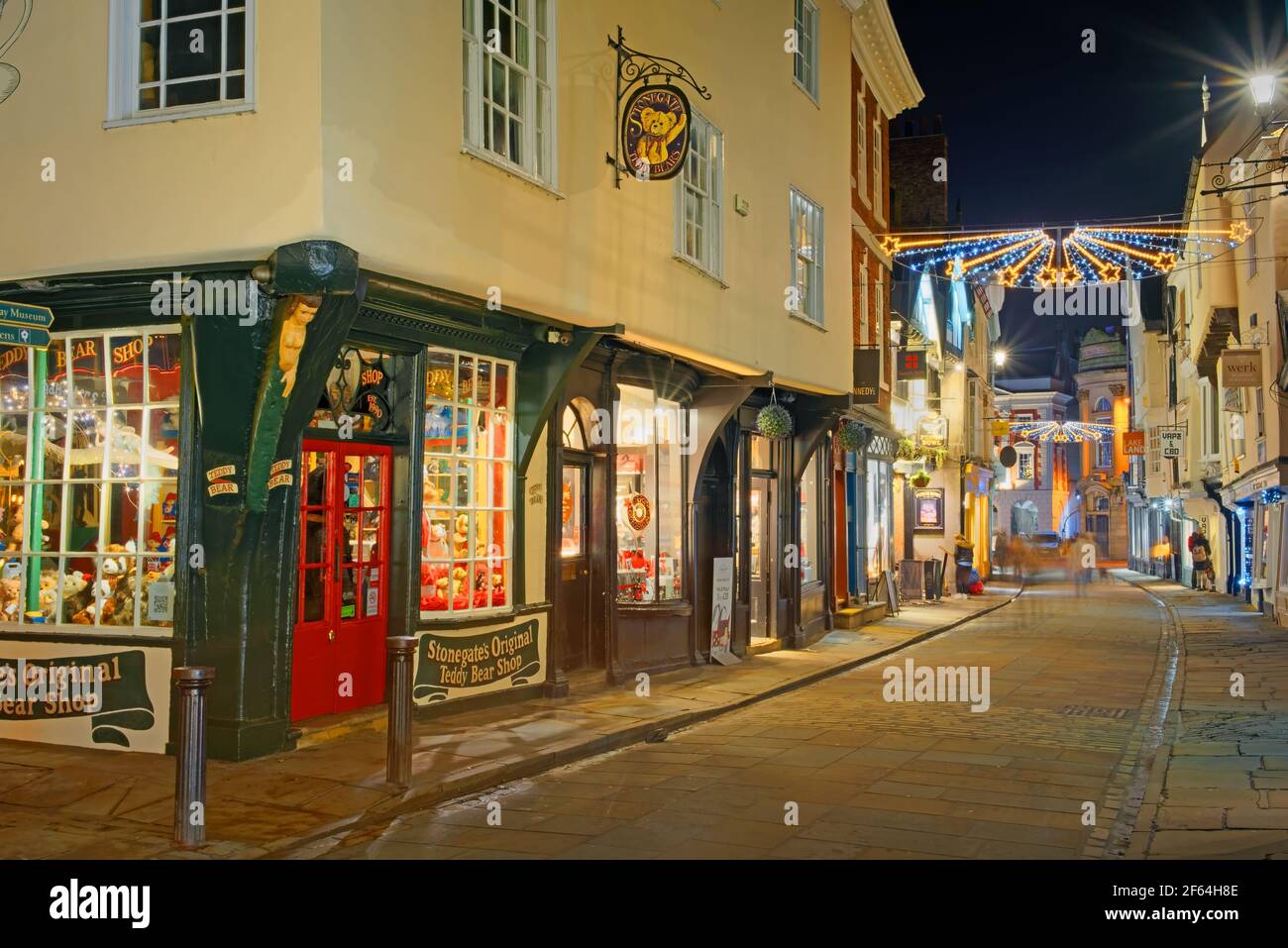 Royaume-Uni, Yorkshire du Nord, York, illuminations de Noël à Stonegate Banque D'Images