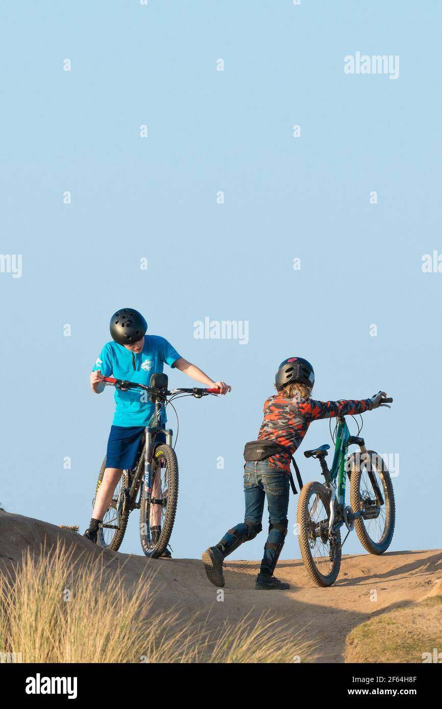 Deux jeunes garçons avec leurs VTT. Banque D'Images