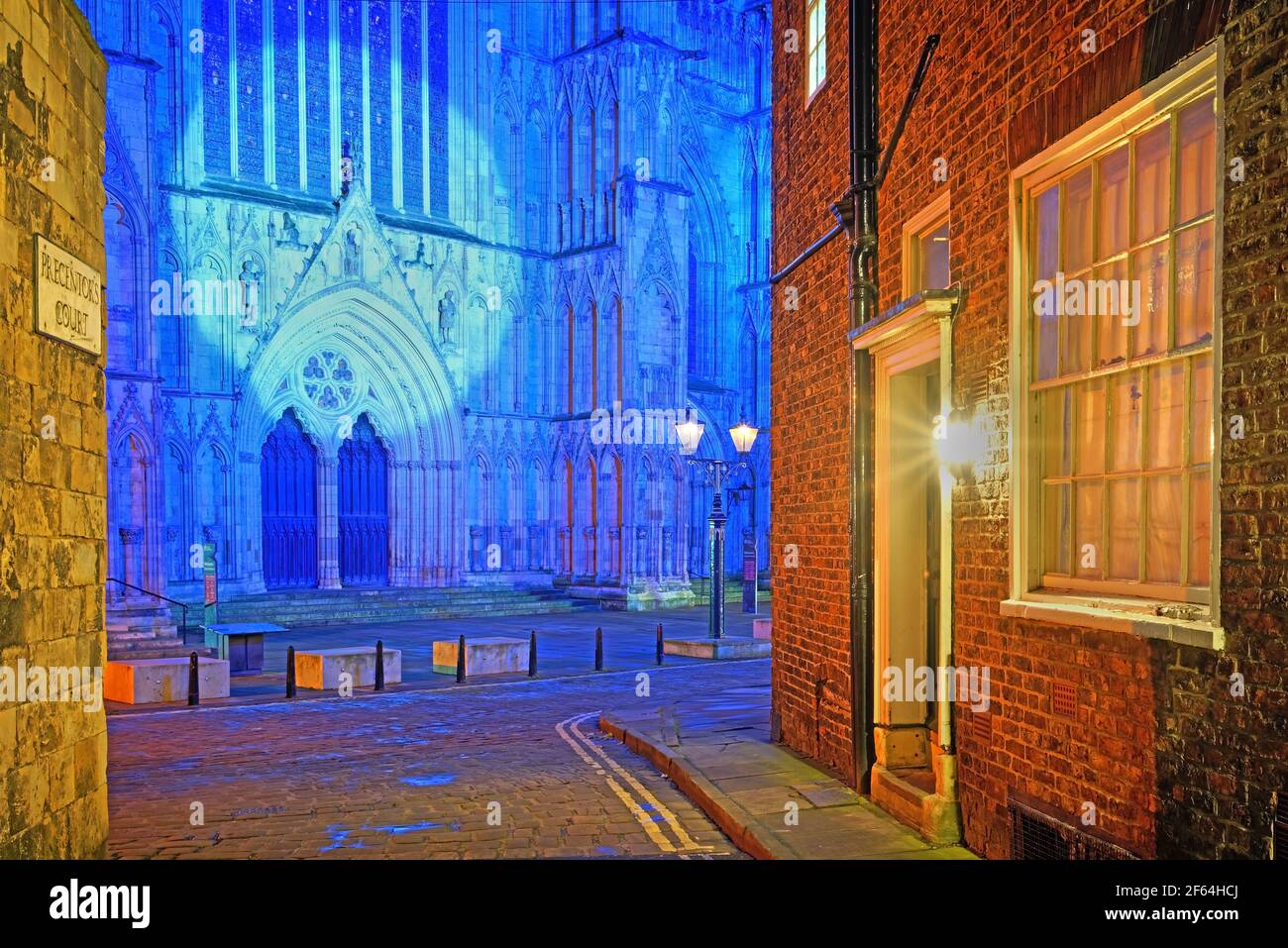 Royaume-Uni, North Yorkshire, York, Precentor's court et York Minster la nuit Banque D'Images