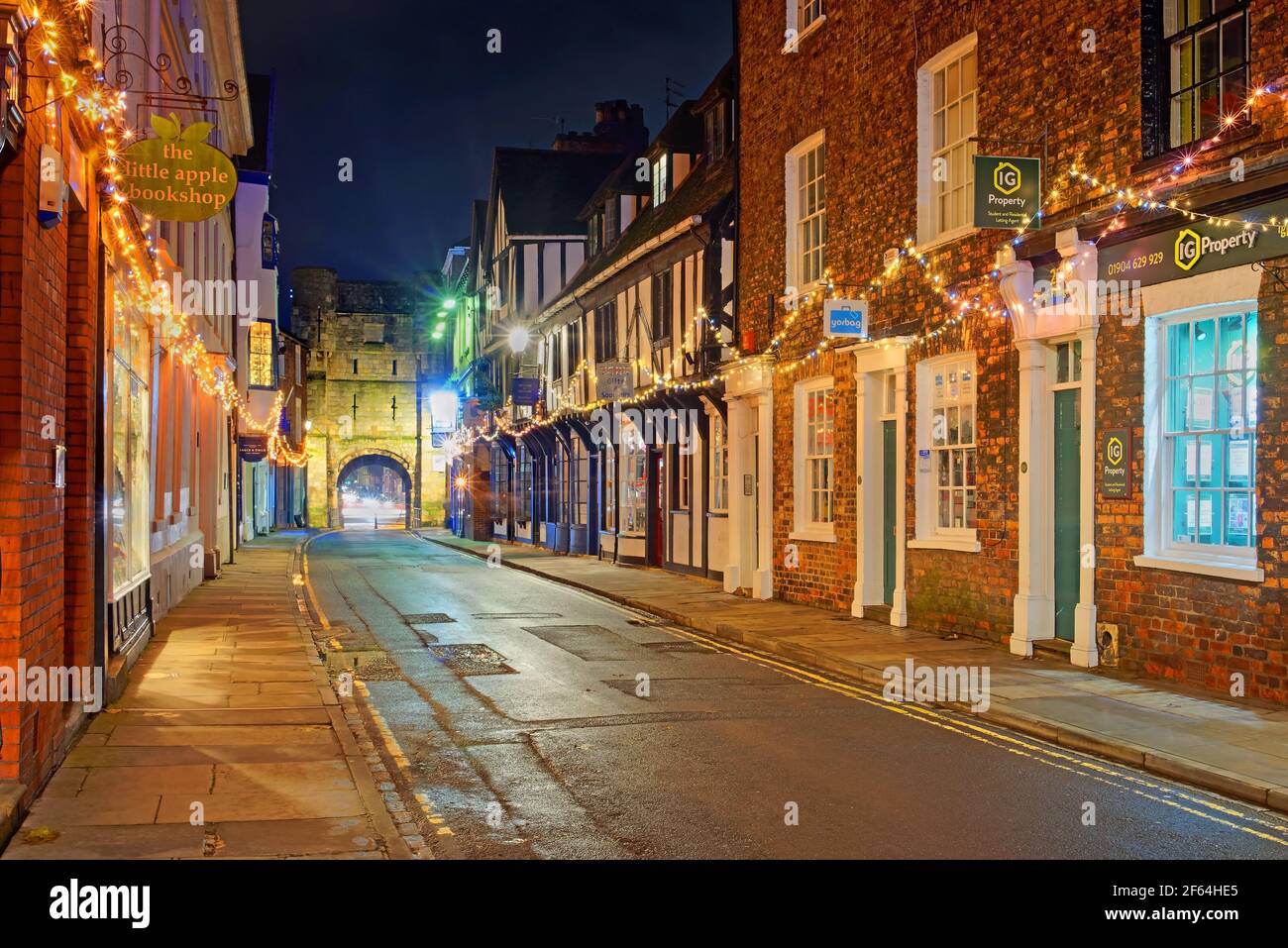 UK, North Yorkshire, York, Monk Bar la nuit depuis Goodramgate Banque D'Images