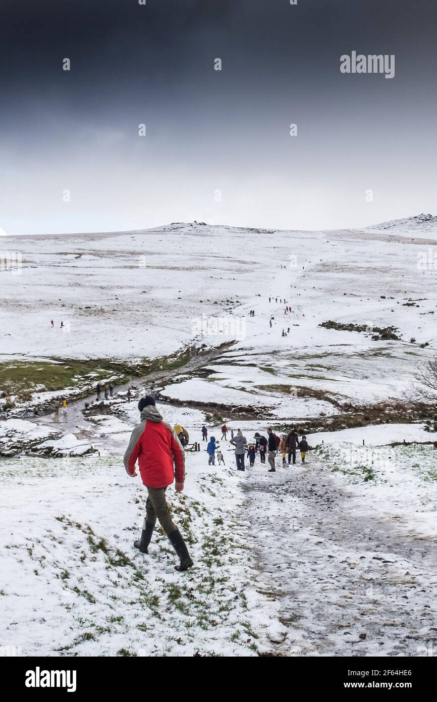 Neige sur la route sauvage sauvage sauvage de Bodmin Moor dans Cornwall. Banque D'Images